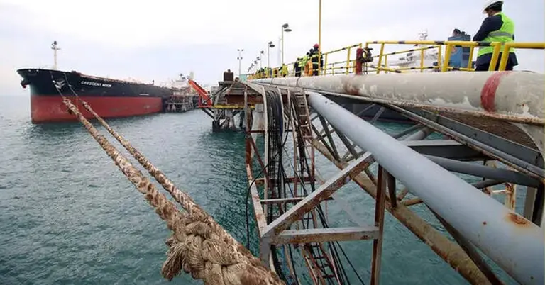 ইরাকের উম্ম কাসর বন্দরে তেল টার্মিনালে নোঙর করা একটি ট্যাংকার